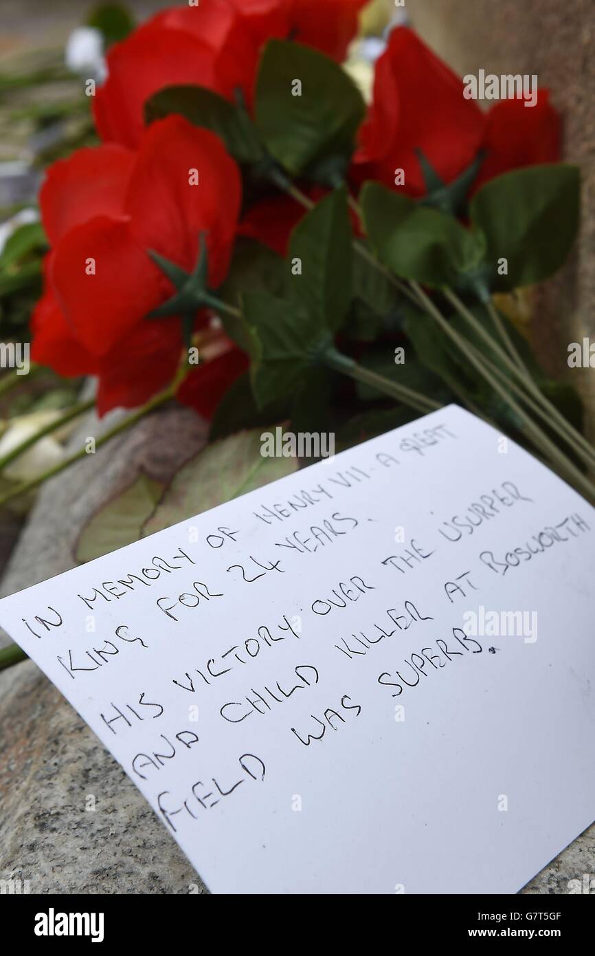 A note in support of Henry VII lies next to a bunch of red roses at the Richard II statue outside Leicester Cathedral. Stock Photo