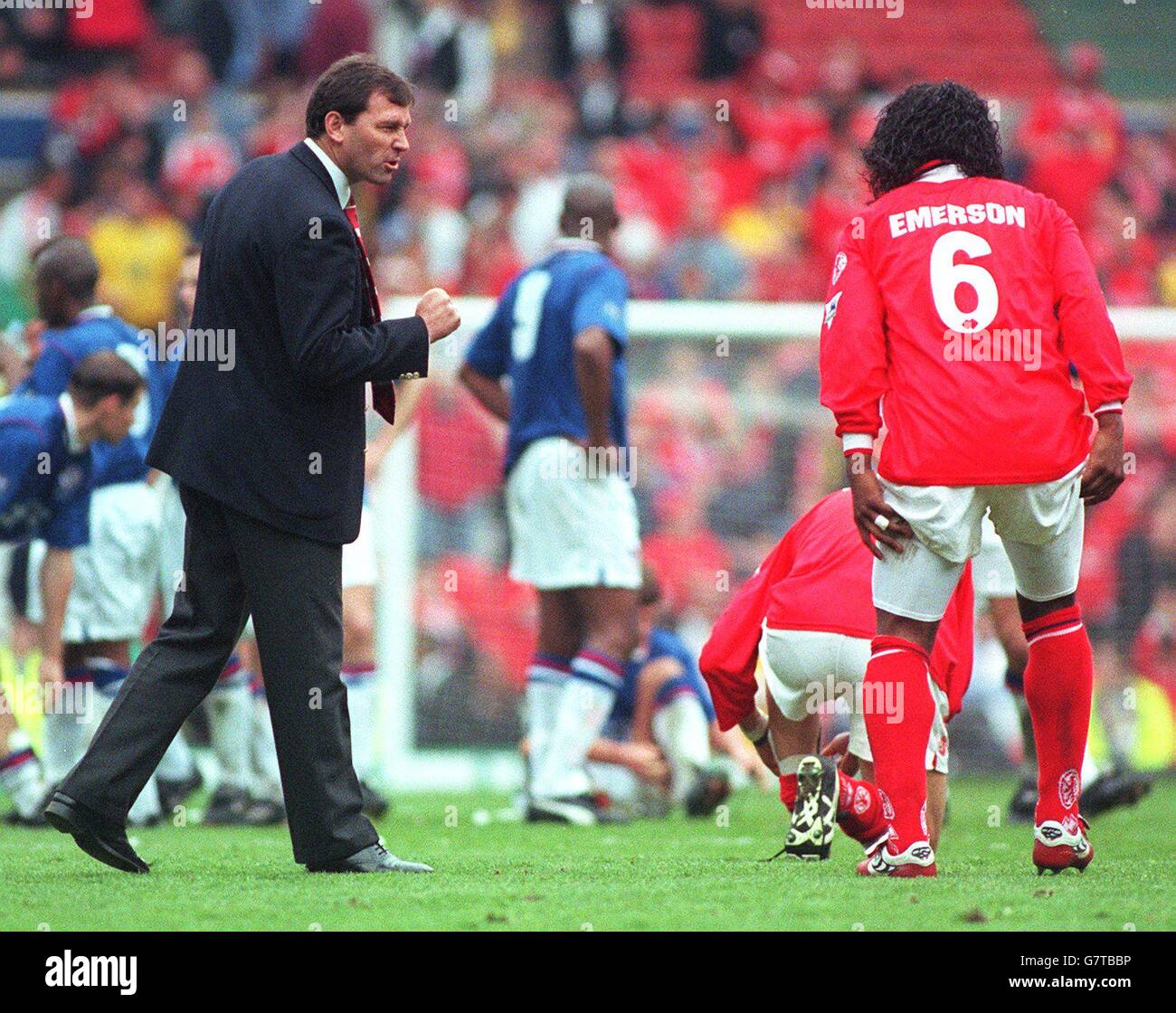 Soccer .... Littlewoods F.A.Cup Semi Final ... Chesterfield v Middlesbrough. Bryan Robson, Middlesbrough manager gives Emerson encouragement for the first period of extra time Stock Photo
