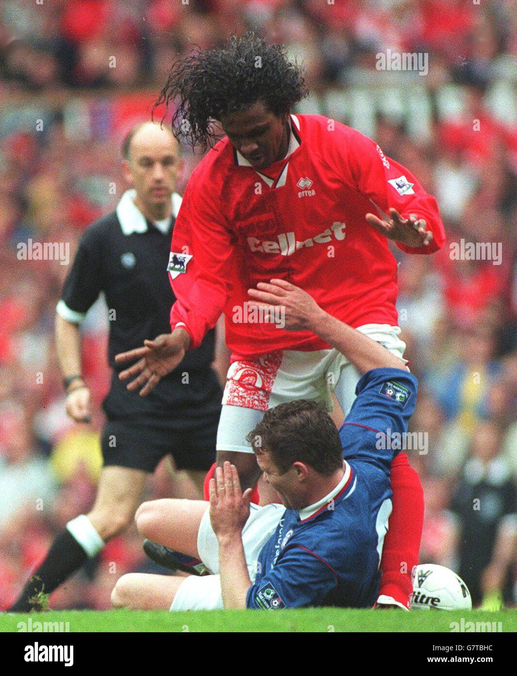 Soccer - Littlewoods FA Cup - Semi Final - Chesterfield v Middlesbrough. Emerson, Middlesbrough tries to avoid the sliding Paul Holland, Chesterfield Stock Photo