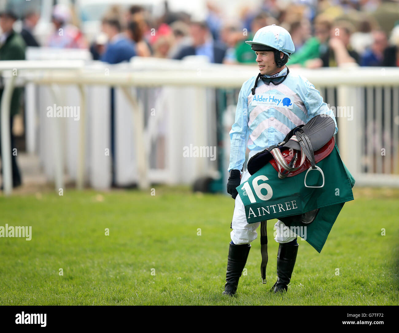 Ladies day at aintree races hi-res stock photography and images - Alamy