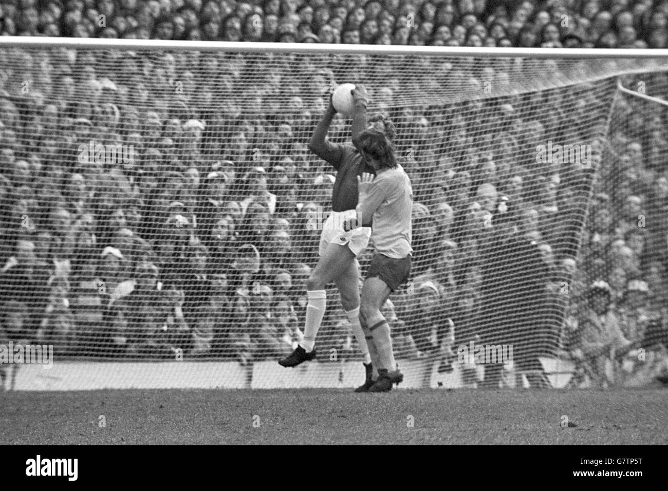 Soccer - FA Cup - Semi-Final - Sunderland v Arsenal - Hillsborough, Sheffield. Sunderland goalkeeper Jim Montgomery gathers the ball under pressure from Arsenal's Charlie George. Stock Photo