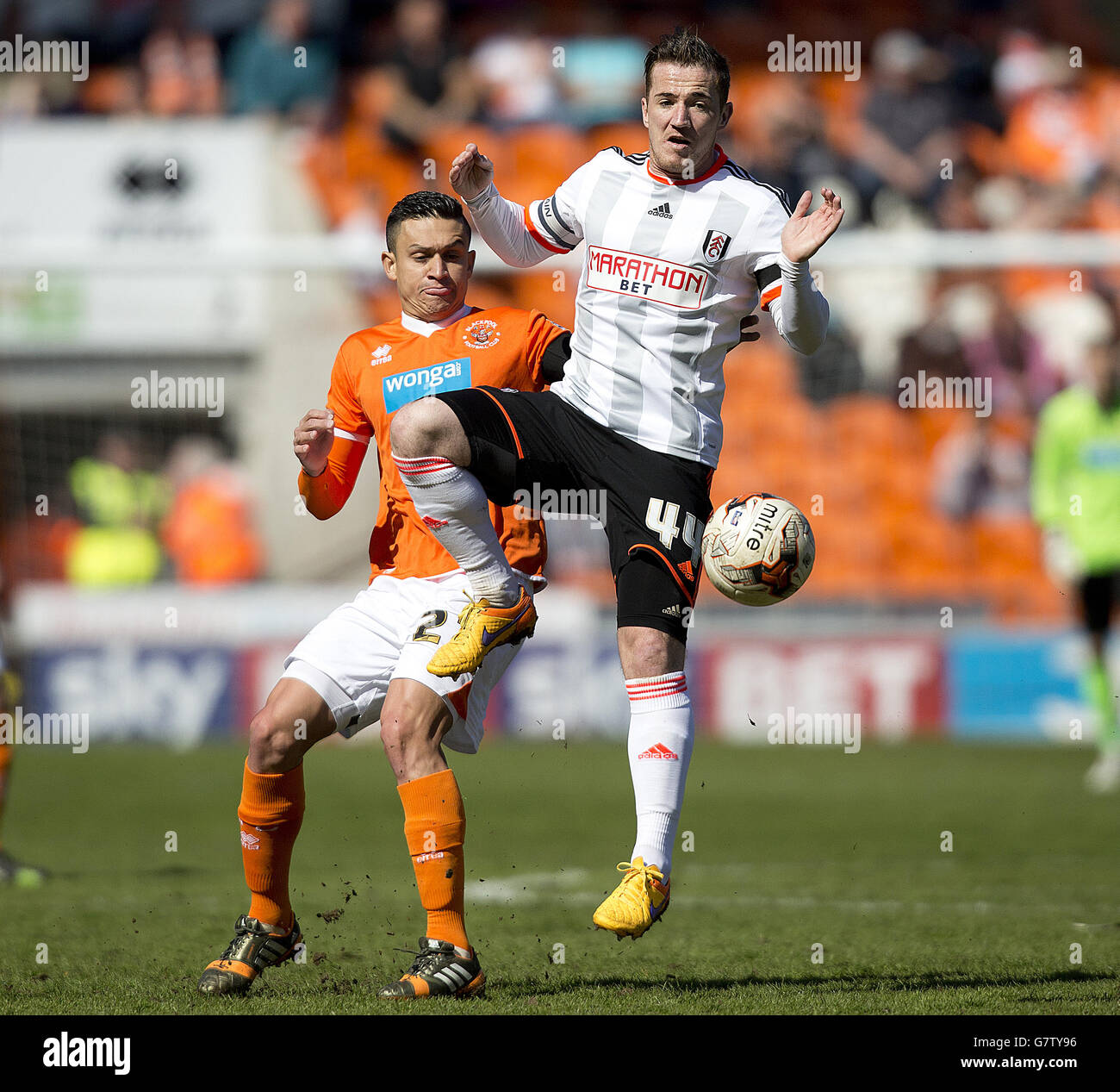 Soccer - Sky Bet Championship - Blackpool v Fulham - Bloomfield Road. Blackpool's Jose Miguel Cubero (left) and Fulham's Ross McCormack Stock Photo