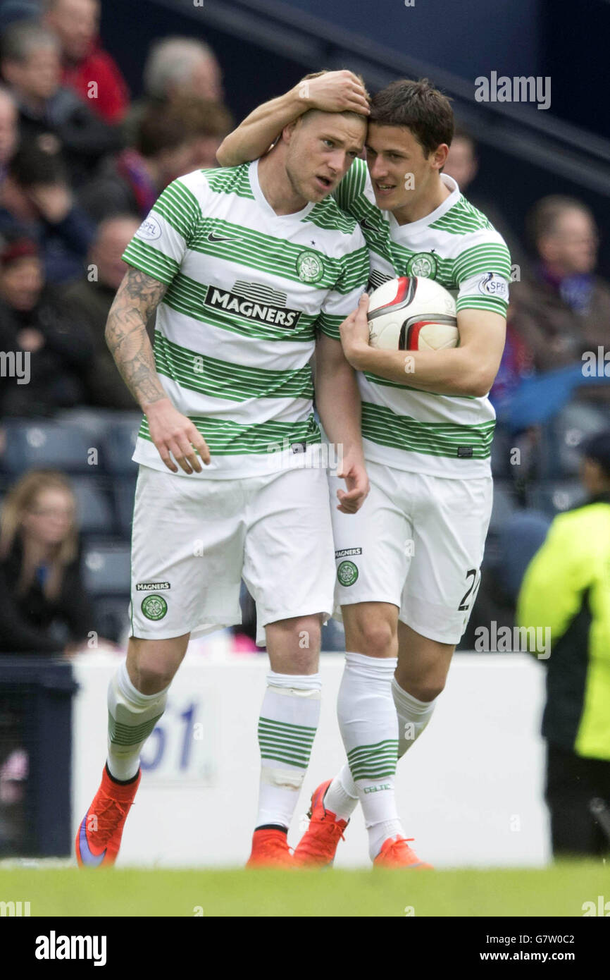 Celtic John Guidetti celebrates with Aleksandar Tonev (right) during the William Hill Scottish Cup Semi Final match at Hampden Park, Glasgow. PRESS ASSOCIATION Photo. Picture date: Sunday April 19, 2015. See PA story SOCCER Inverness. Photo credit should read: Jeff Holmes/PA Wire. Stock Photo