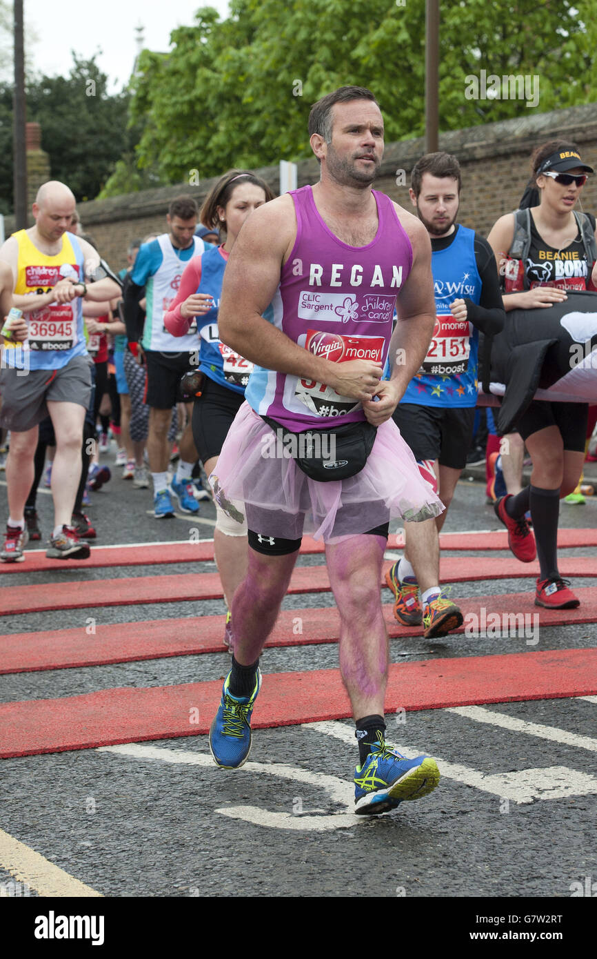 https://c8.alamy.com/comp/G7W2RT/a-marathon-runner-in-fancy-dress-crosses-the-red-start-line-during-G7W2RT.jpg
