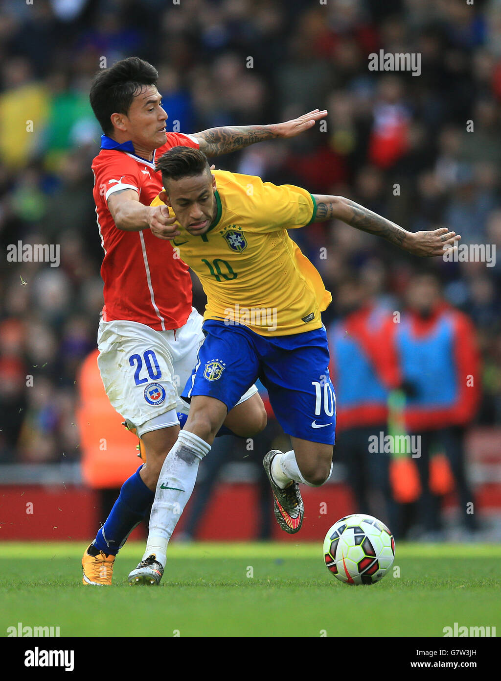 Soccer - International Friendly - Brazil v Chile - Emirates Stadium. Brazil's Neymar (right) and Chile's Charles Aranguiz battle for the ball. Stock Photo