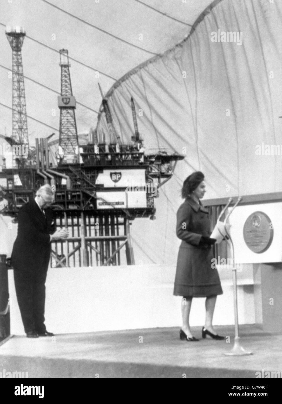 Industry - The Queen Inaugurates the Production of North Sea Oil from Forties Field to BP's Grangemouth - Aberdeen Stock Photo