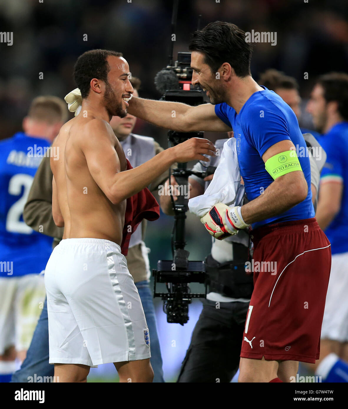 England's Andros Townsend (left) swaps shirts with Italy goalkeeper Gianluigi Buffon (right) after the international friendly at the Juventus Stadium, Turin, Italy. Stock Photo