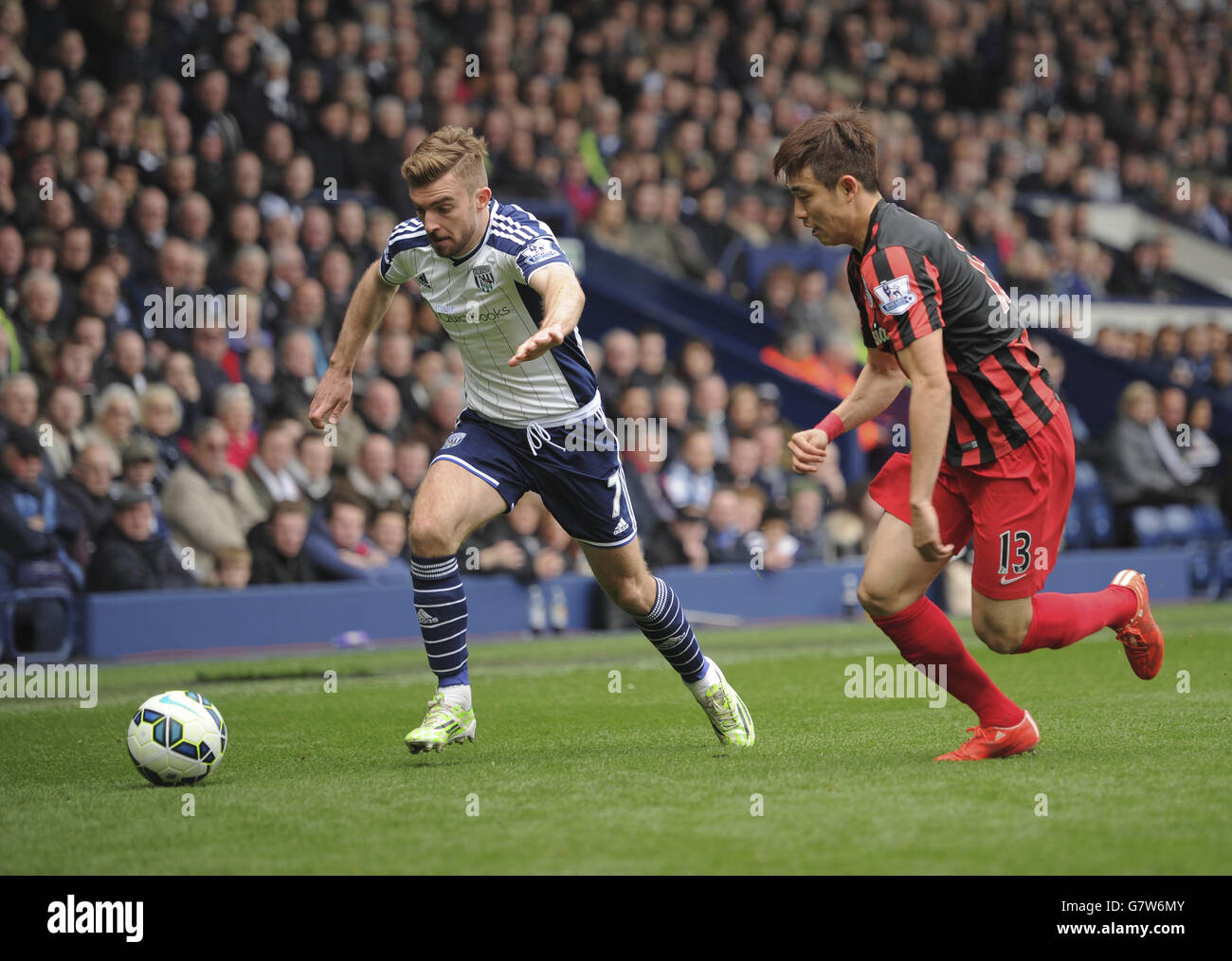 West Bromwich Albion 's James Morrison is challenged by QPR's Yun Suk-Young during the Barclays Premier League match at The Hawthorns, West Bromwich. PRESS ASSOCIATION Photo. Picture date: Saturday April 4, 2015. See PA story SOCCER West Brom. Photo credit should read: Jon Buckle/PA Wire. Stock Photo