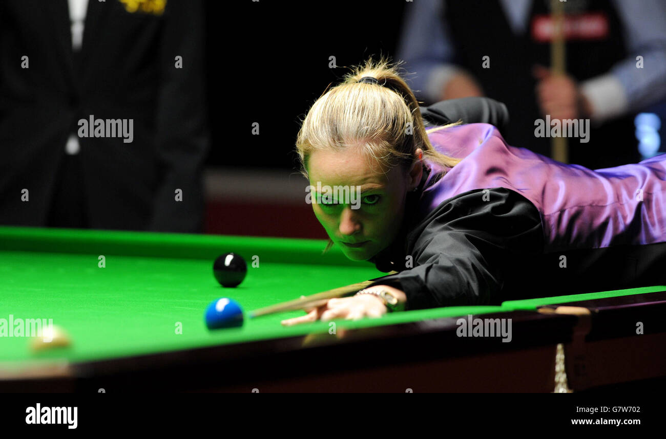 Snooker - World Championship Qualifying - Day Two - Ponds Forge. Reanne Evans plays a shot during her match against Ken Doherty during the World Championship Qualifying at Ponds Forge, Sheffield. Stock Photo