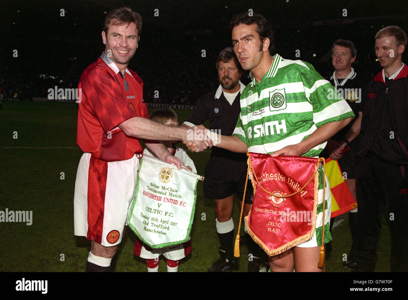 Brian McClair , Manchester United exchanges pennants with Celtic captain Paolo Di Canio. Stock Photo