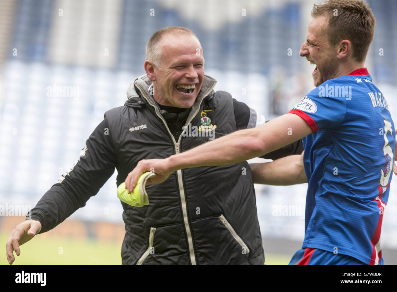 Inverness manager John Hughes celebrates with Gary Warren during the William Hill Scottish Cup Semi Final match at Hampden Park, Glasgow. PRESS ASSOCIATION Photo. Picture date: Sunday April 19, 2015. See PA story SOCCER Inverness. Photo credit should read: Jeff Holmes/PA Wire. Stock Photo