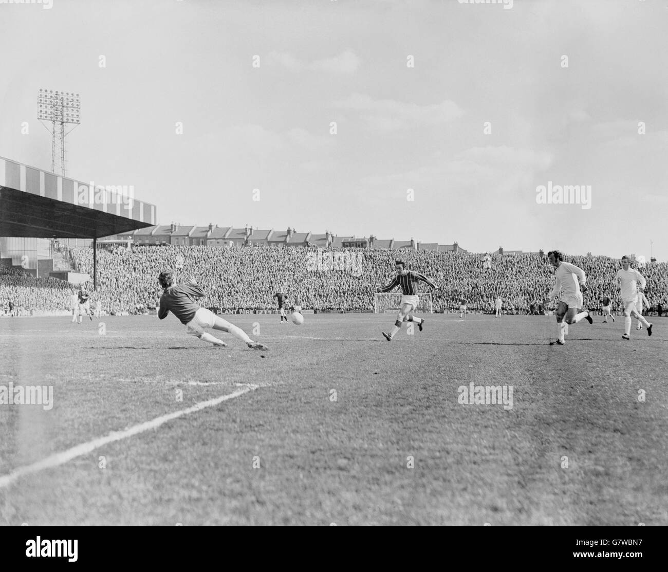 soccer-bobby-tambling-hi-res-stock-photography-and-images-alamy