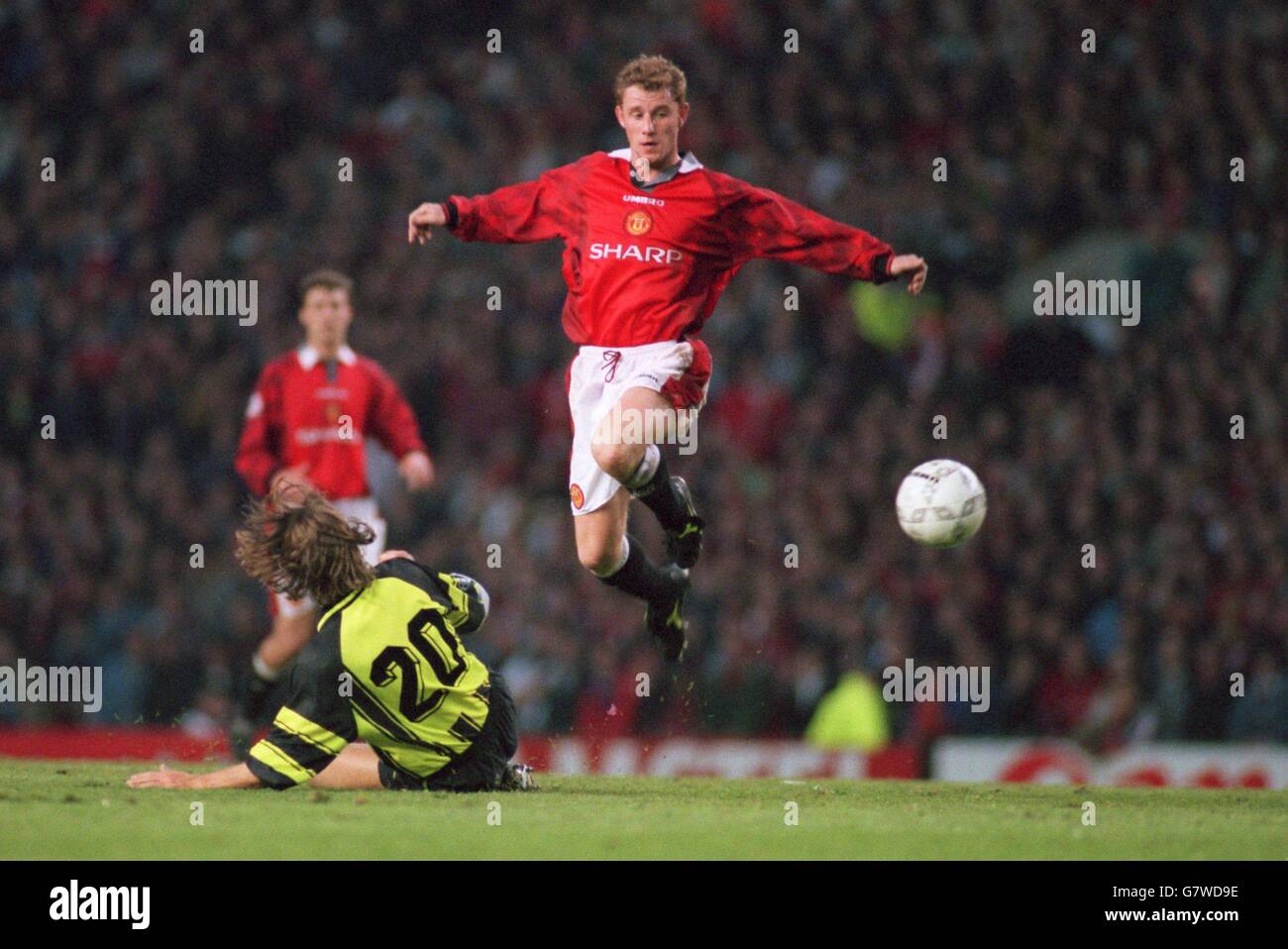 Ole Solskjaer, Manchester United leaps over Wolfgang Feiersinger, Borussia Dortmund Stock Photo