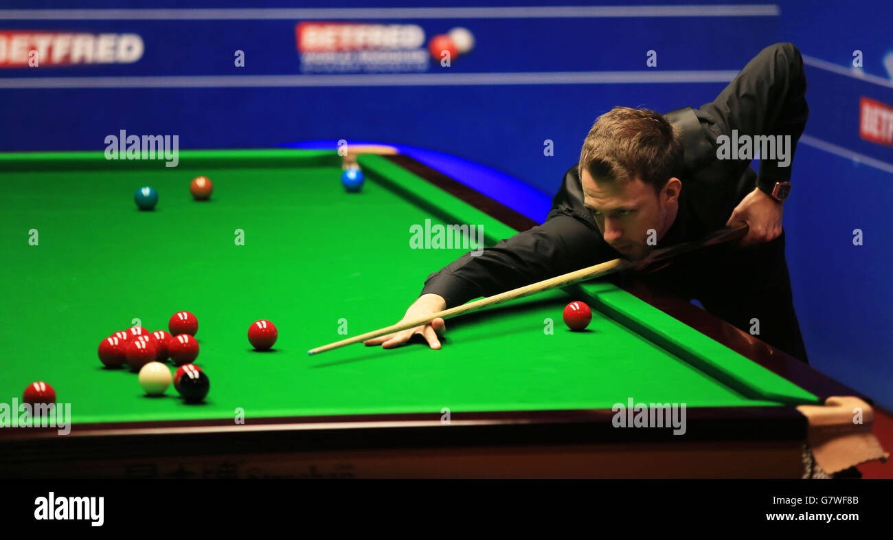 England's Judd Trump during his quarter final game against China's Ding Junhui during day eleven of the Betfred World Championships at the Crucible Theatre, Sheffield. Stock Photo