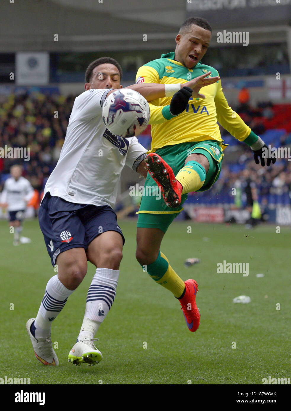 Bolton Wanderers' Liam Feeney (left) attempts to bloke a cross by Norwich City's Nathan Redmond during the Sky Bet Championship match at the Macron Stadium, Bolton. Stock Photo