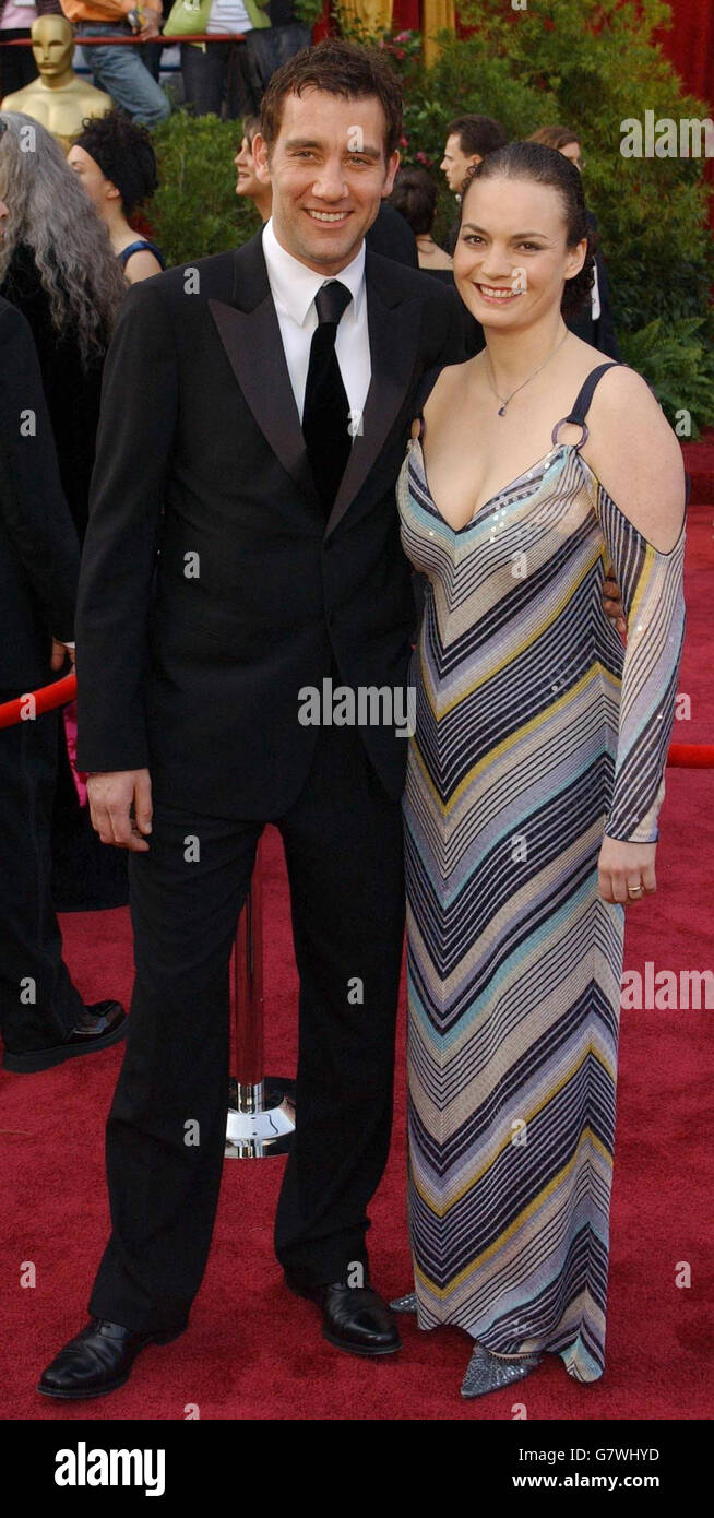 77th Academy Awards - Kodak Theatre. Clive Owen and his wife Sarah-Jane Fenton arrive. Stock Photo