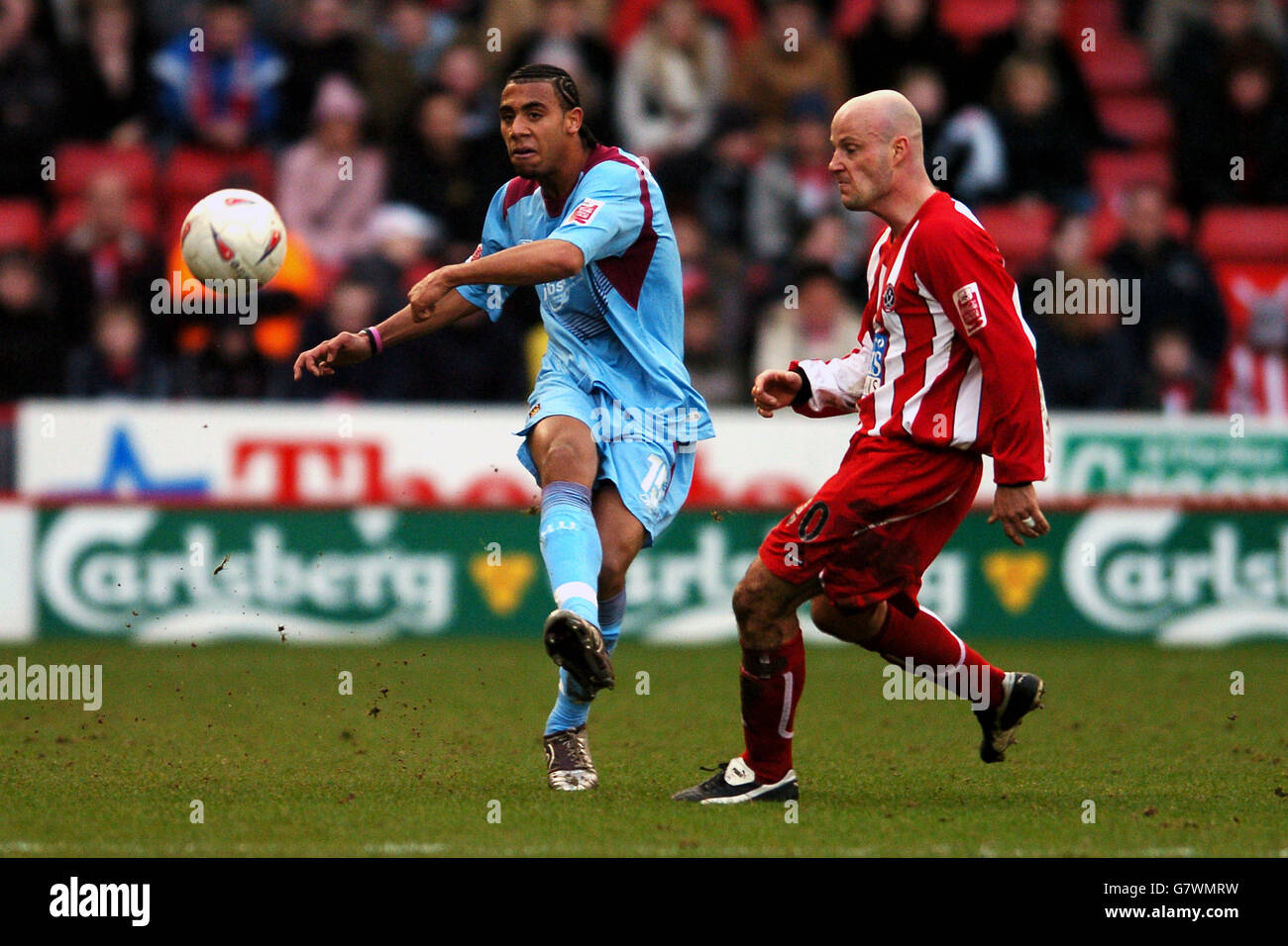 Soccer - FA Cup - Fourth Round - Replay - Sheffield United v West Ham United - Bramall Lane. West Ham United's Anton Ferdinand (l) plays the ball past Sheffield United's Paul Shaw (r) Stock Photo