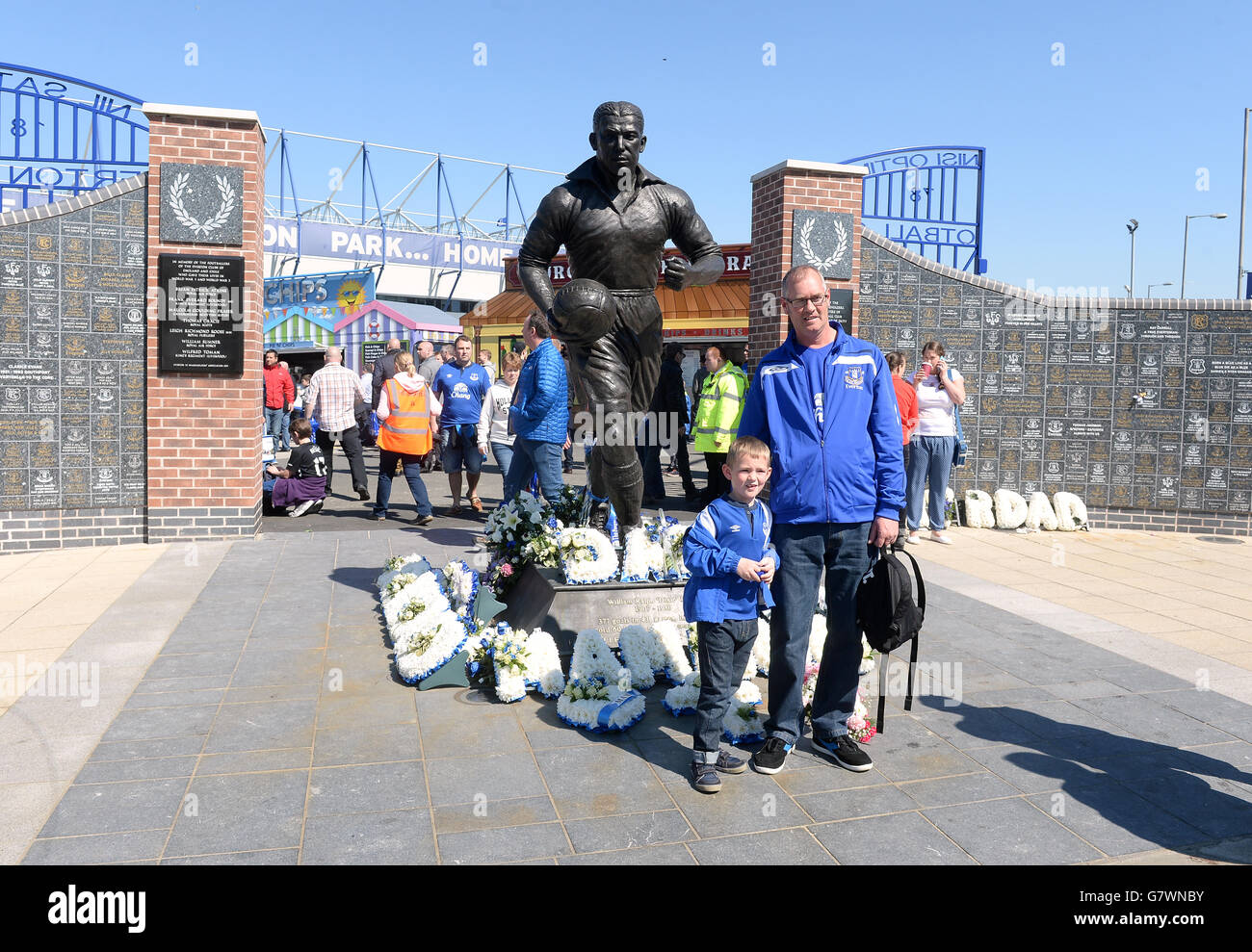 Dean statue outside goodison park hires stock photography and images