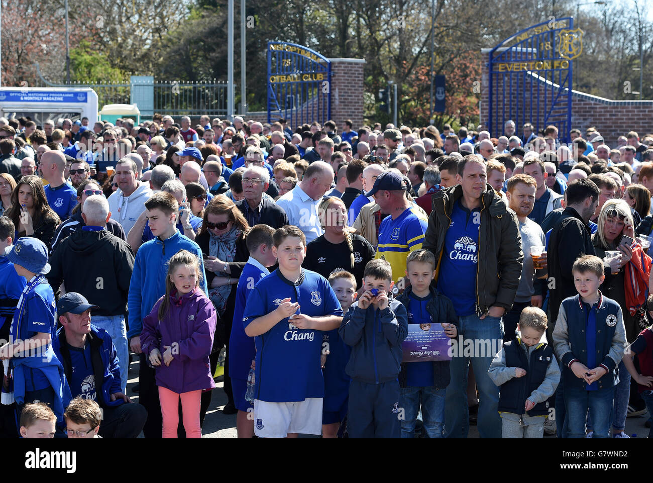 Fans in the everton fan zone hires stock photography and images Alamy