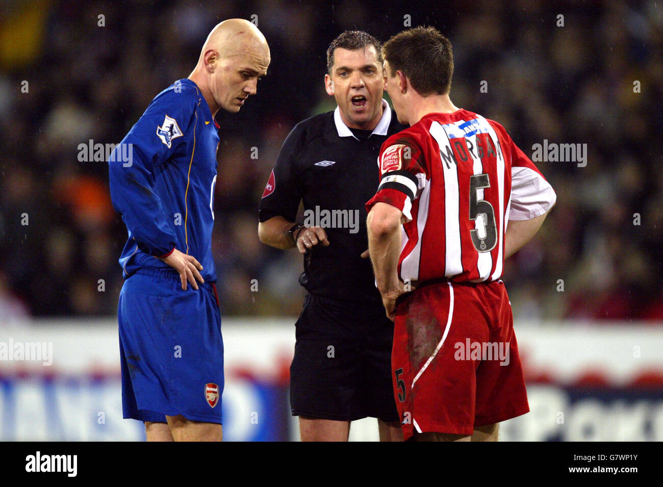 Soccer - FA Cup - Fifth Round - Replay - Sheffield United v Arsenal - Bramall Lane. Sheffield United's Chris Morgan and Arsenal's Pascal Cygan get a talking to from referee Phil Dowd Stock Photo