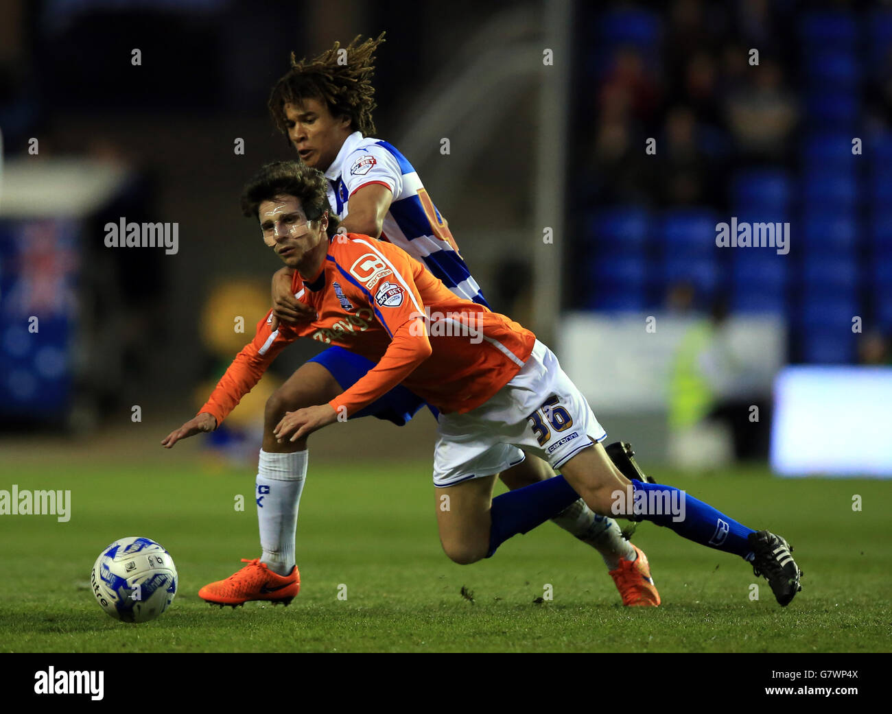 Soccer - Sky Bet Championship - Reading v Birmingham City - Madejski Stadium. Reading's Nathan Ake and Birmingham City's Diego Fabrini (right) battle for the ball Stock Photo