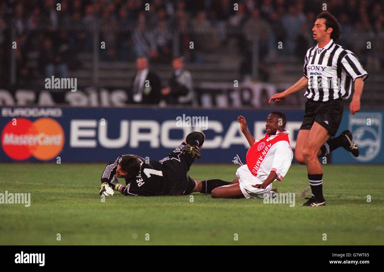 Ajax's Tijani Babangida (c) slides the ball past Juventus goalkeeper Angelo Peruzzi (l), but also past the post Stock Photo