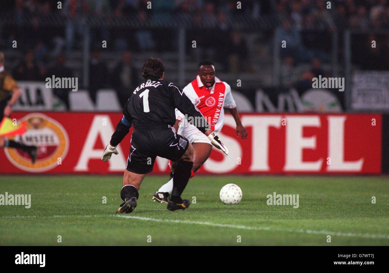 Soccer - UEFA Champions League - Semi Final Second Leg - Juventus v Ajax. Ajax's Tijani Babangida (r) takes on Juventus goalkeeper Angelo Peruzzi (l) Stock Photo