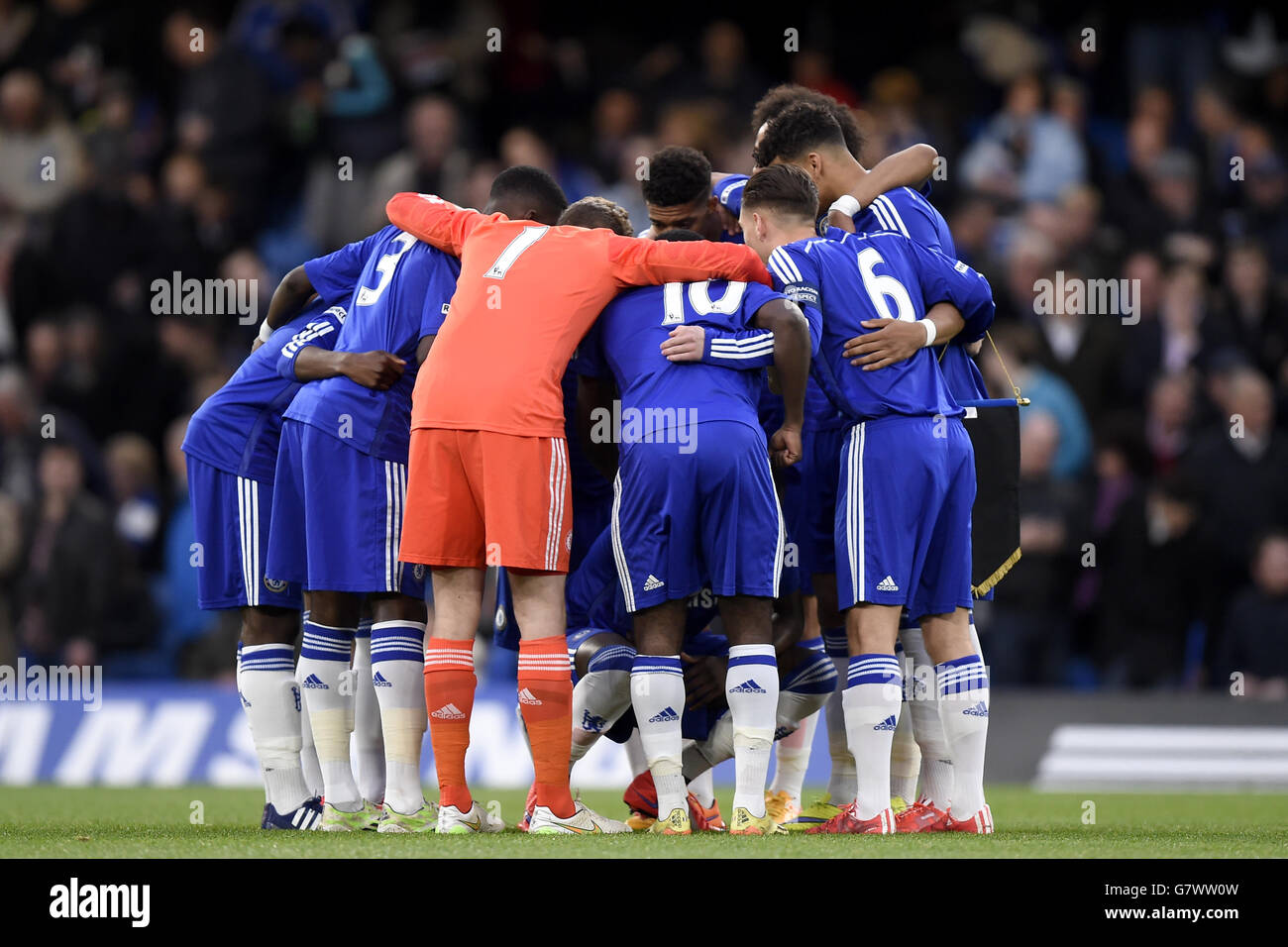 Chelsea players gather in huddle the fa youth cup final hires stock