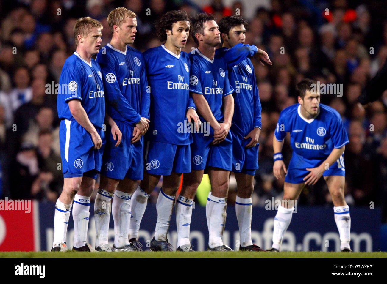 L-R: Chelsea's Damien Duff, Eidur Gudjohnsen, Ricardo Carvalho, Frank Lampard, Paulo Ferreira and Joe Cole form a defensive wall Stock Photo