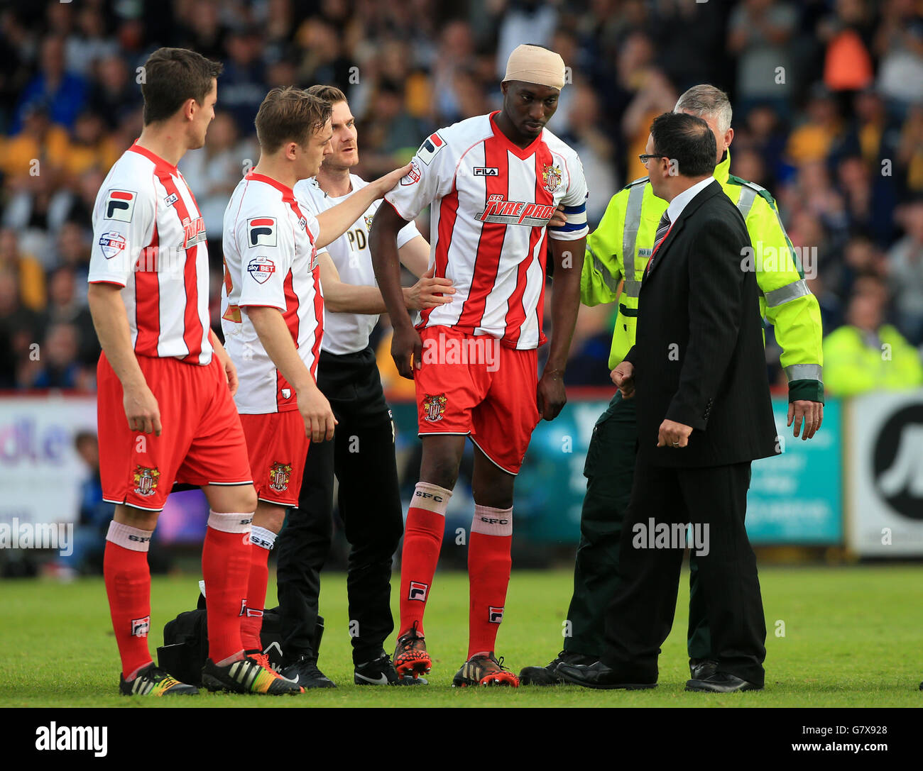 Stevenage's Bira Dembele recieves treatment for a head injury during the  Sky Bet League Two, Play Off Semi Final, First Leg at the Lamex Stadium,  Stevenage Stock Photo - Alamy