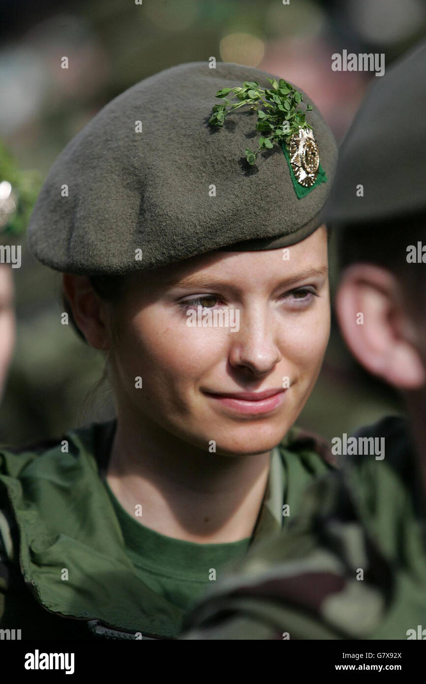 A member of the Irish Army displays Shamrocks on her Beret, at the St  Patricks Parade in Dublin Stock Photo - Alamy