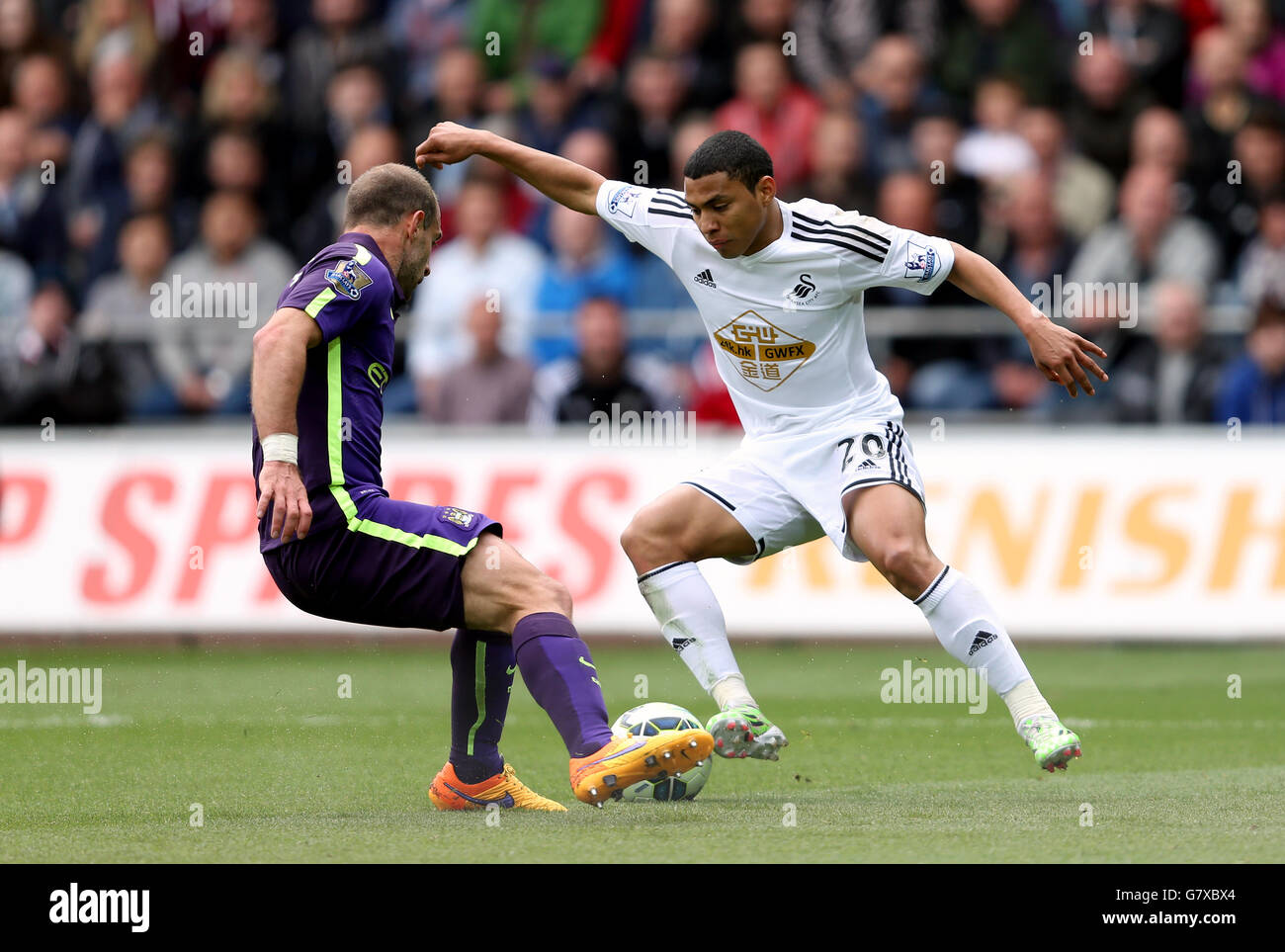 Swansea City's Jefferson Montero (right) and Manchester City's Pablo Zabaleta battle for the ball during the Barclays Premier League match at the Liberty Stadium, Swansea. PRESS ASSOCIATION Photo. Picture date: Sunday May 17, 2015. See PA story SOCCER Swansea. Photo credit should read: David Davies/PA Wire. Stock Photo