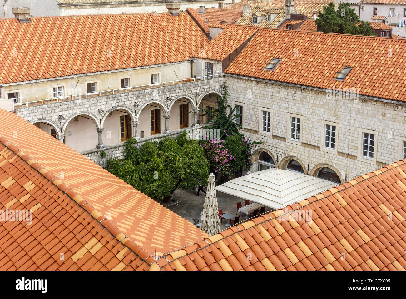 Courtyard garden hires stock photography and images Alamy