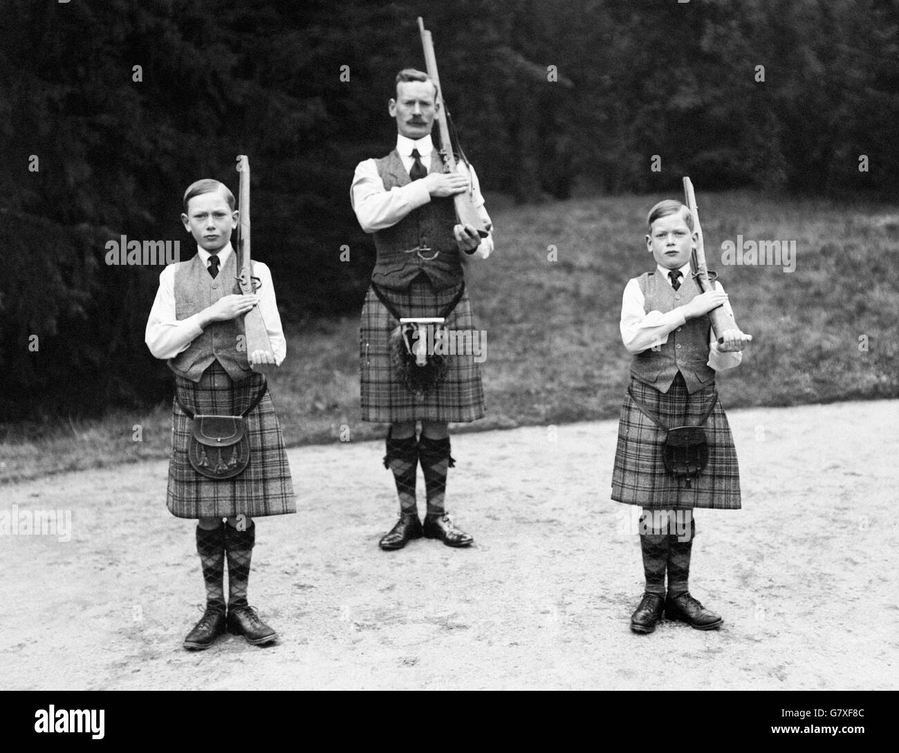Prince henry prince receive military instruction member scottish regiment hires stock Prince henry prince receive military instruction member scottish regiment hires stock