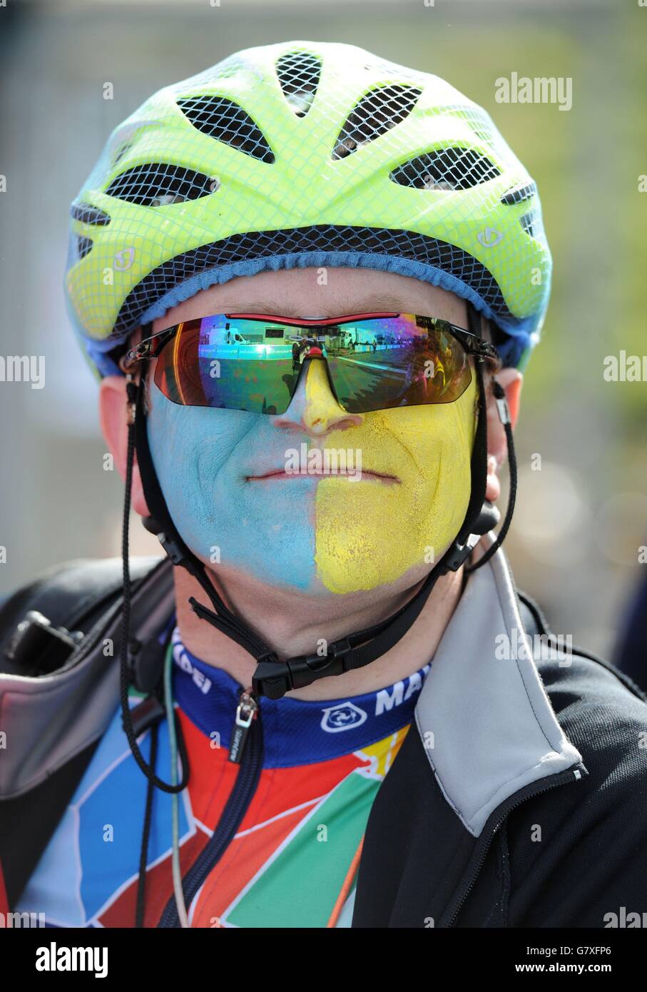Cycling - Tour de Yorkshire - Stage One - Bridlington-Scarborough. A cycling fan waits at the finish line to watch the first stage of the Tour de Yorkshire between Bridlington and Scarborough. Stock Photo