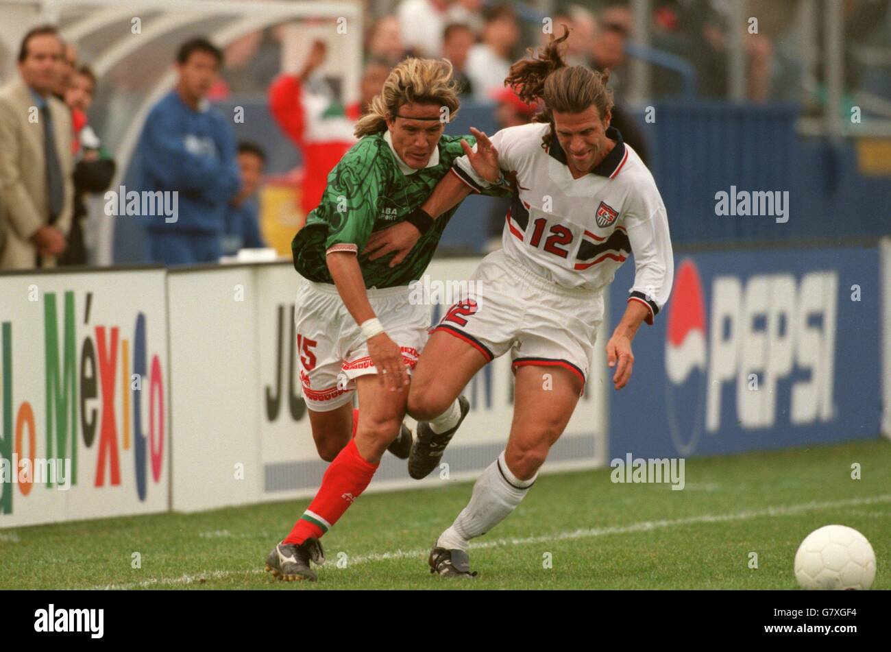 International Soccer - World Cup Qualifier - USA v Mexico. Luis Hernandez, Mexico and Jeff Agoos, USA Stock Photo