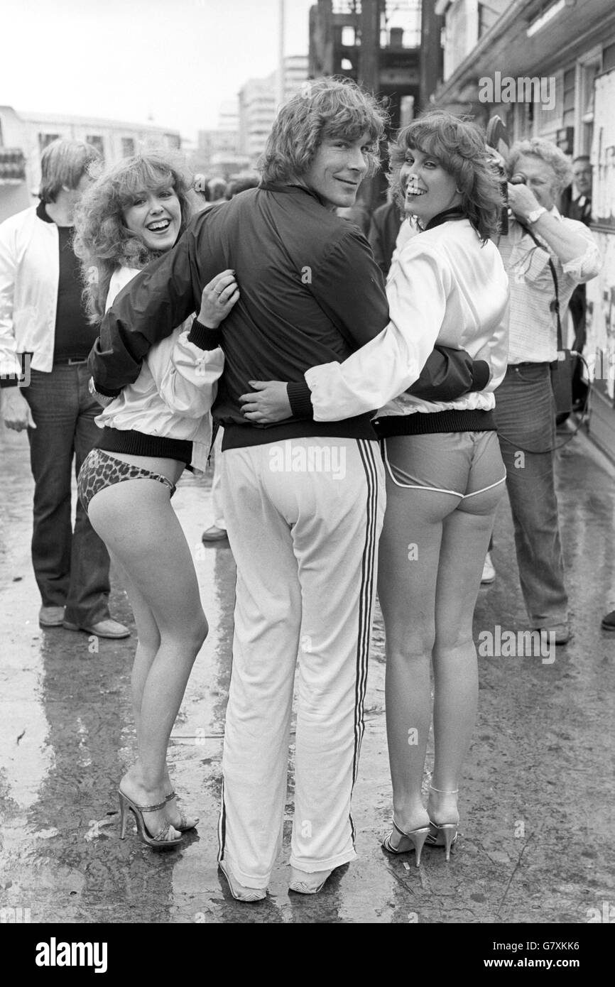 Former motor racing world champion James Hunt with models Gloria Brittain (left) and Linzi Drew. They were helping to launch the Photographer Club, a new group for amateurs, and the first outing was a boat trip up and down the Thames. Stock Photo