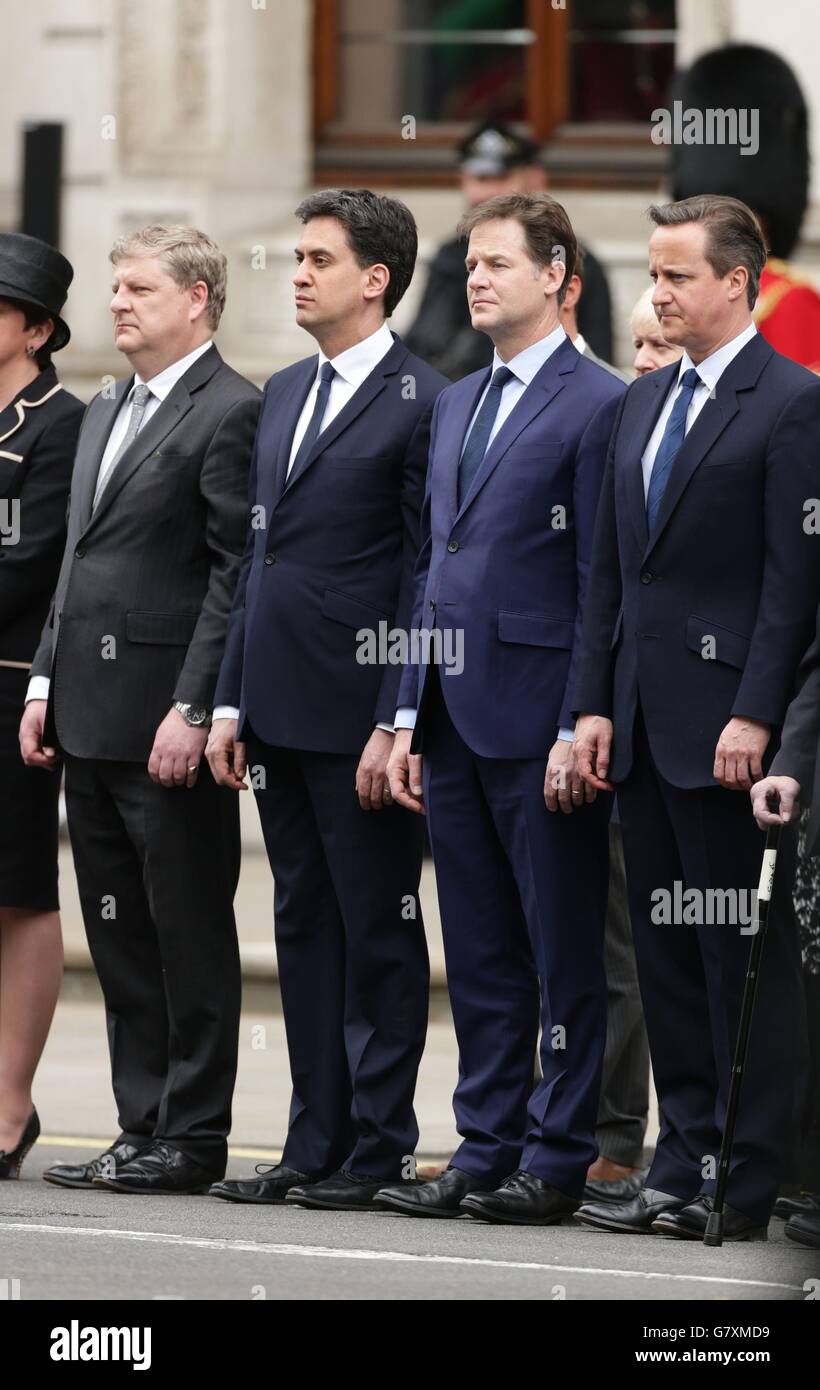 Prime Minister David Cameron (3rd left) visits a looted Lidl supermarket in  Salford Stock Photo - Alamy