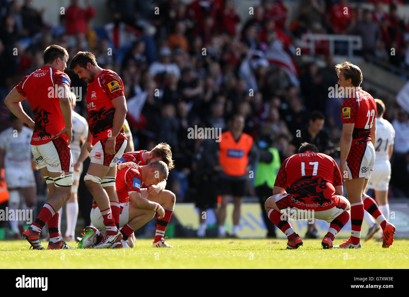 Rugby Union - Aviva Premiership - London Welsh v Saracans - Kassam Stadium. London Welsh appear dejected after the final whistle Stock Photo