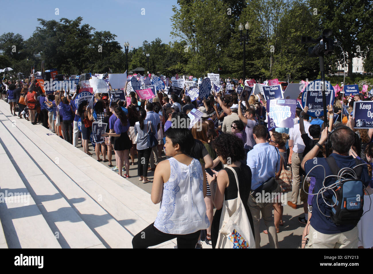 Washington, DC, USA. 27th June, 2016. A large crowd on the sidewalk at
