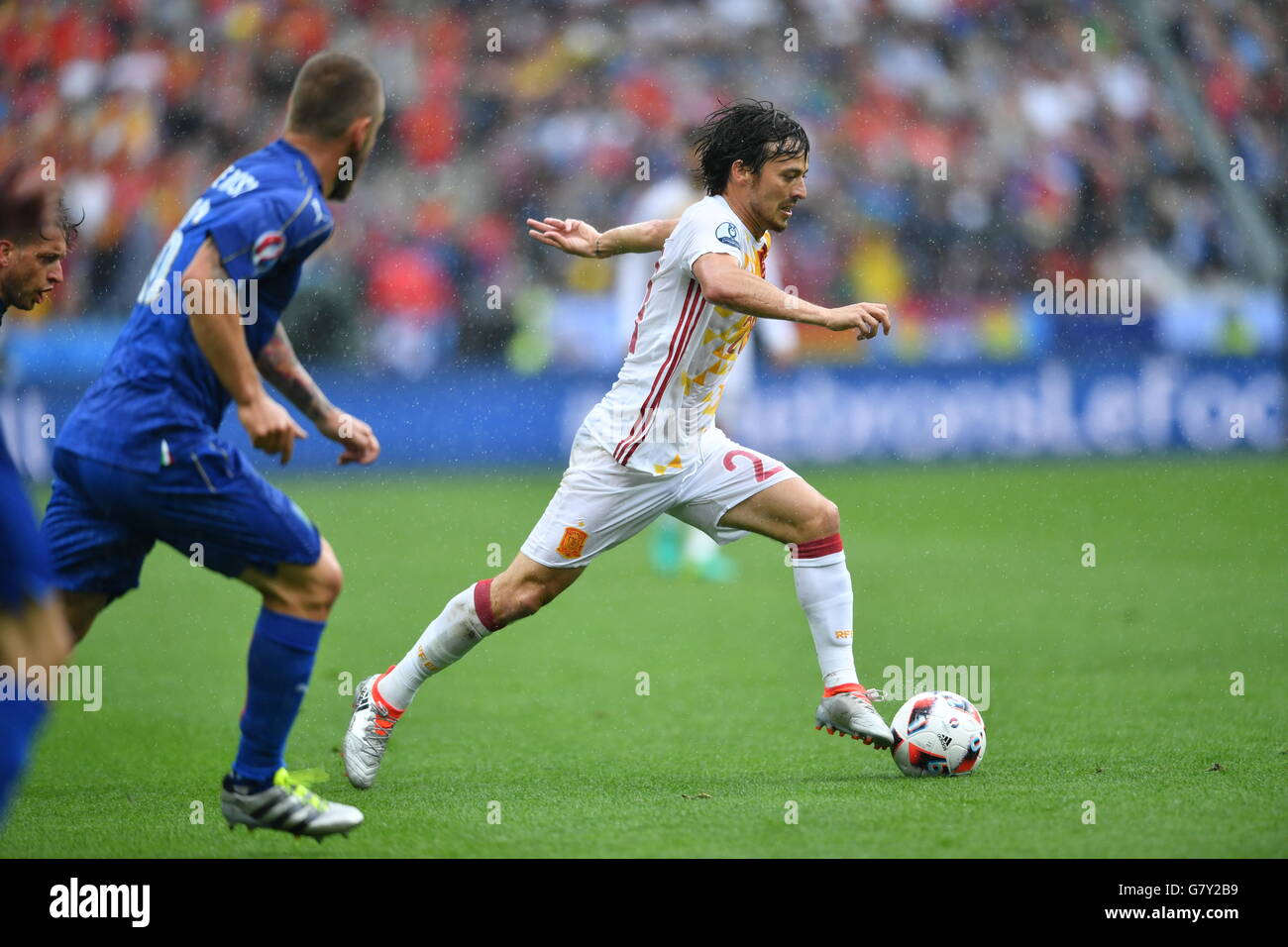 Paris, France. 27th June, 2016. David Silva(R) of Spain competes during the Euro 2016 round of 16 football match between Spain and Italy in Paris, France, June 27, 2016. © Tao Xiyi/Xinhua/Alamy Live News Stock Photo