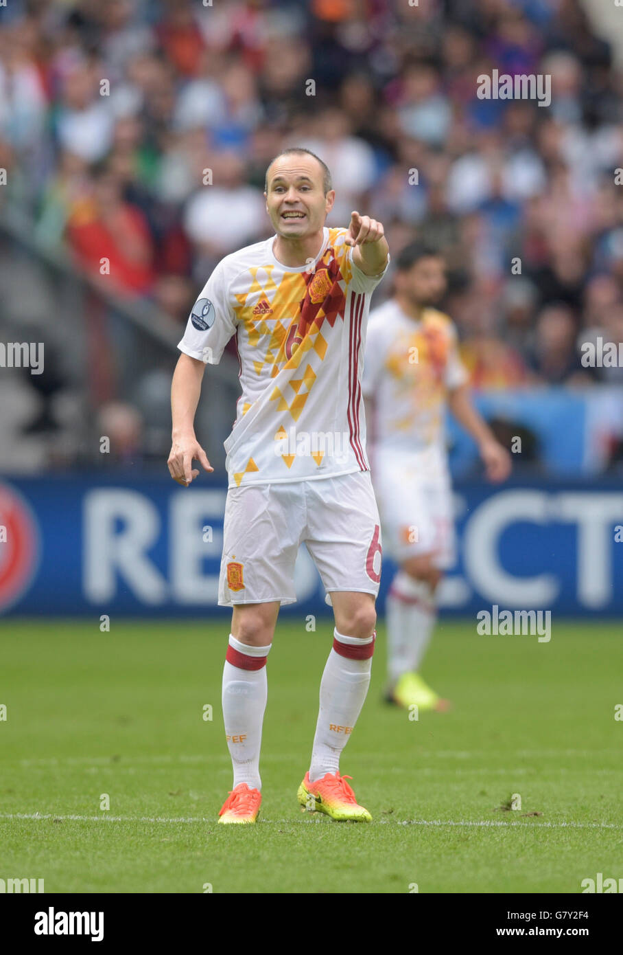 27 06 16 St Denis Paris France Uefa Euro 16 Football Championships Last 16 Italy Versus Spain Andres Iniesta Esp Gives Instructions Stock Photo Alamy