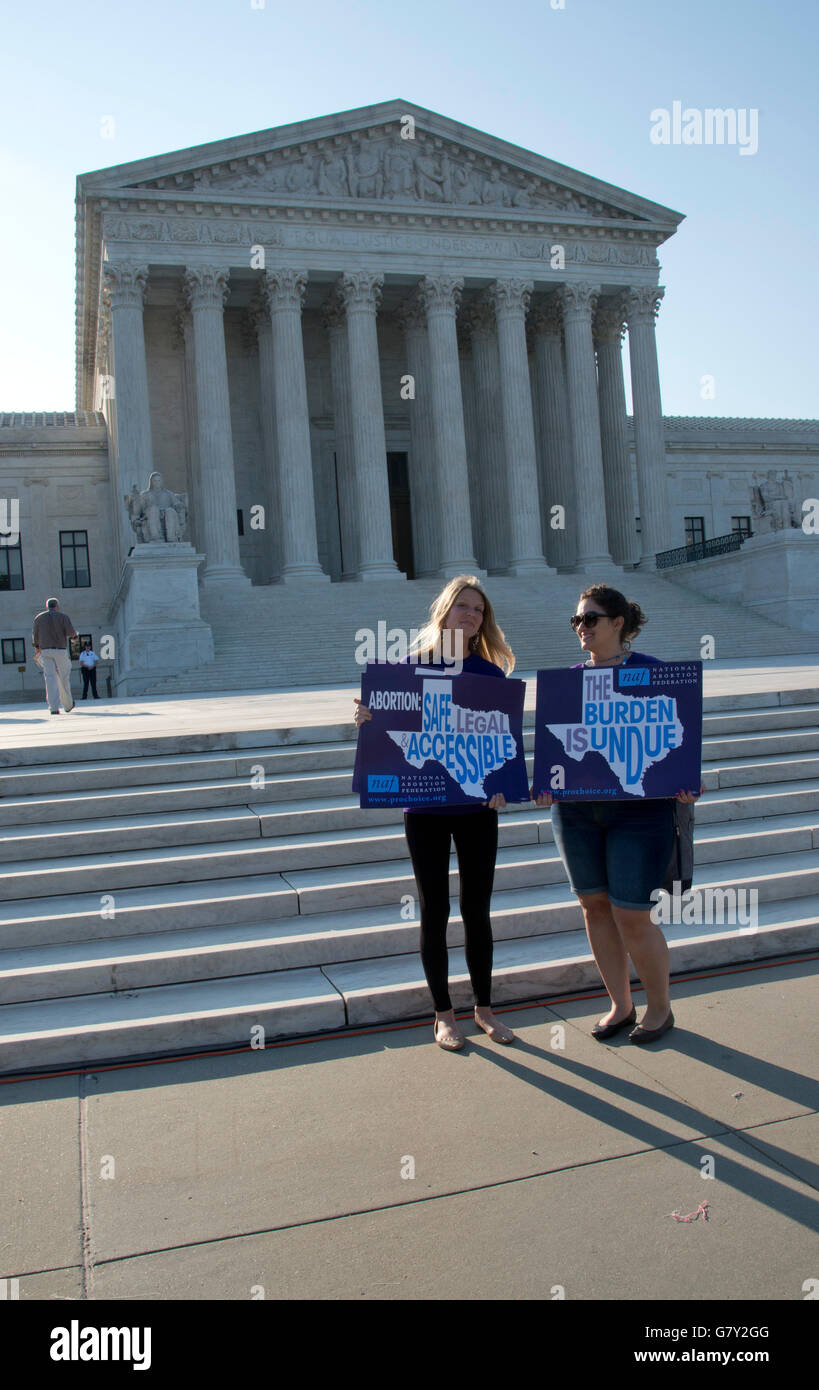 Washington DC, USA. 27th June, 2016. Washington DC, June 27, 2016, USA:  Pro Choice advocates stand in front of the Supreme Court waiting for the Justices to render a decision on the State of Texas abortion laws.  Photo by Credit:  Patsy Lynch/Alamy Live News Stock Photo