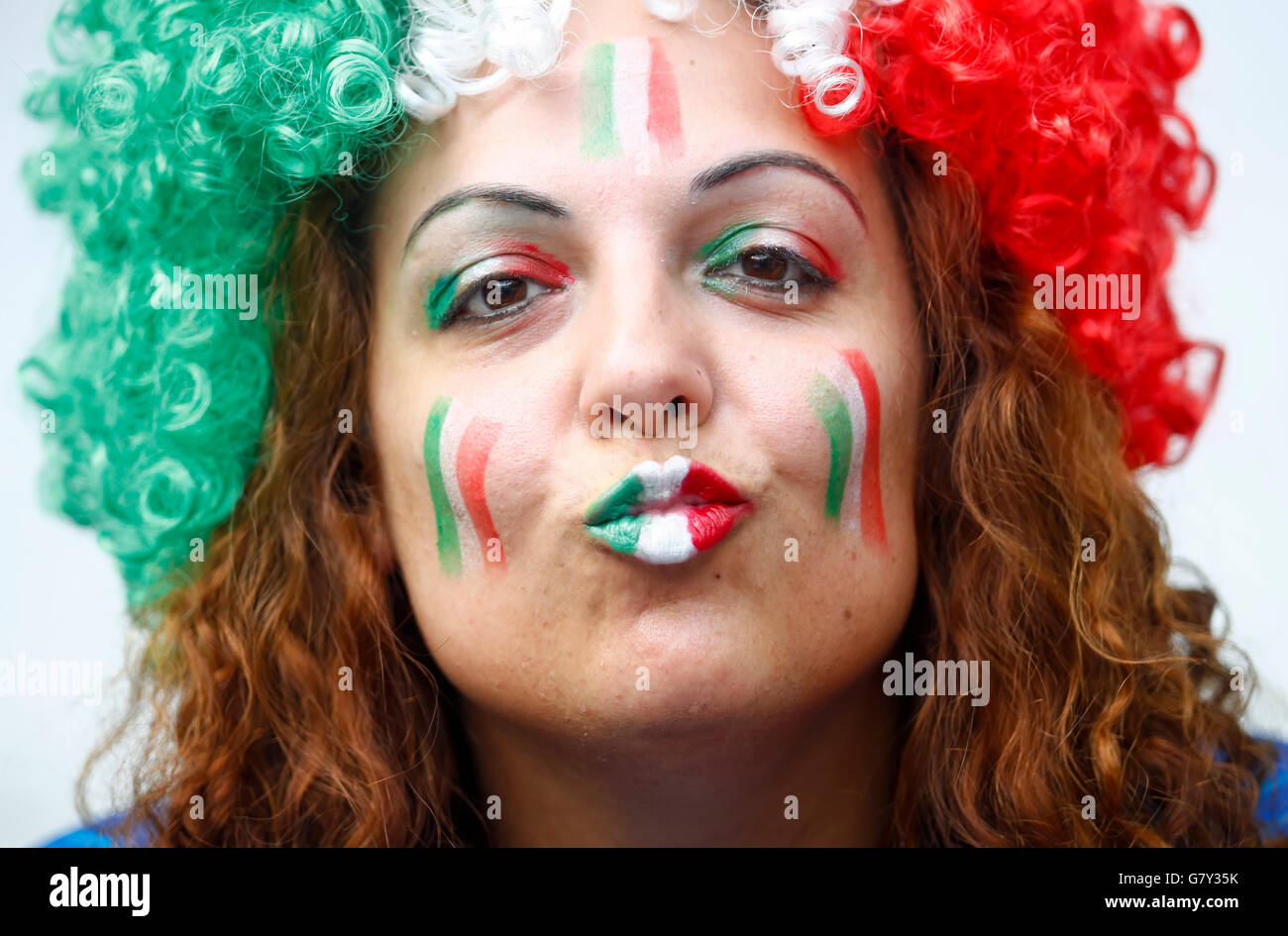 Paris, France. 27th June, 2016. Fans with colorful maskerade, celebrating, women, women ITALY - SPAIN 2-0 Best of 16 ,Football European Championships EURO at  27th of June, 2016 in Paris, Stade de France, France. Fussball, Nationalteam, Italien Spanien, Achtelfinale   Credit:  Peter Schatz/Alamy Live News Stock Photo