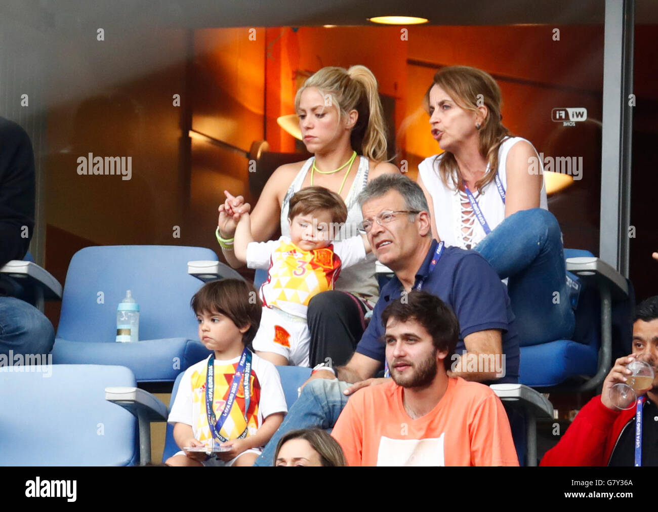 Paris, France. 27th June, 2016. Singer and pop- star Shakira, wife of spanish player Gerard Pique with their children Milan and Sasha, sad and frustrated cause the spanish team lost, with Gerard Pique's parents, Joan Pique and Montserrat Bernabeu, VIP, celebrity ITALY - SPAIN 2-0 Best of 16 ,Football European Championships EURO at  27th of June, 2016 in Paris, Stade de France, France. Fussball, Nationalteam, Italien Spanien, Achtelfinale   Credit:  Peter Schatz/Alamy Live News Stock Photo