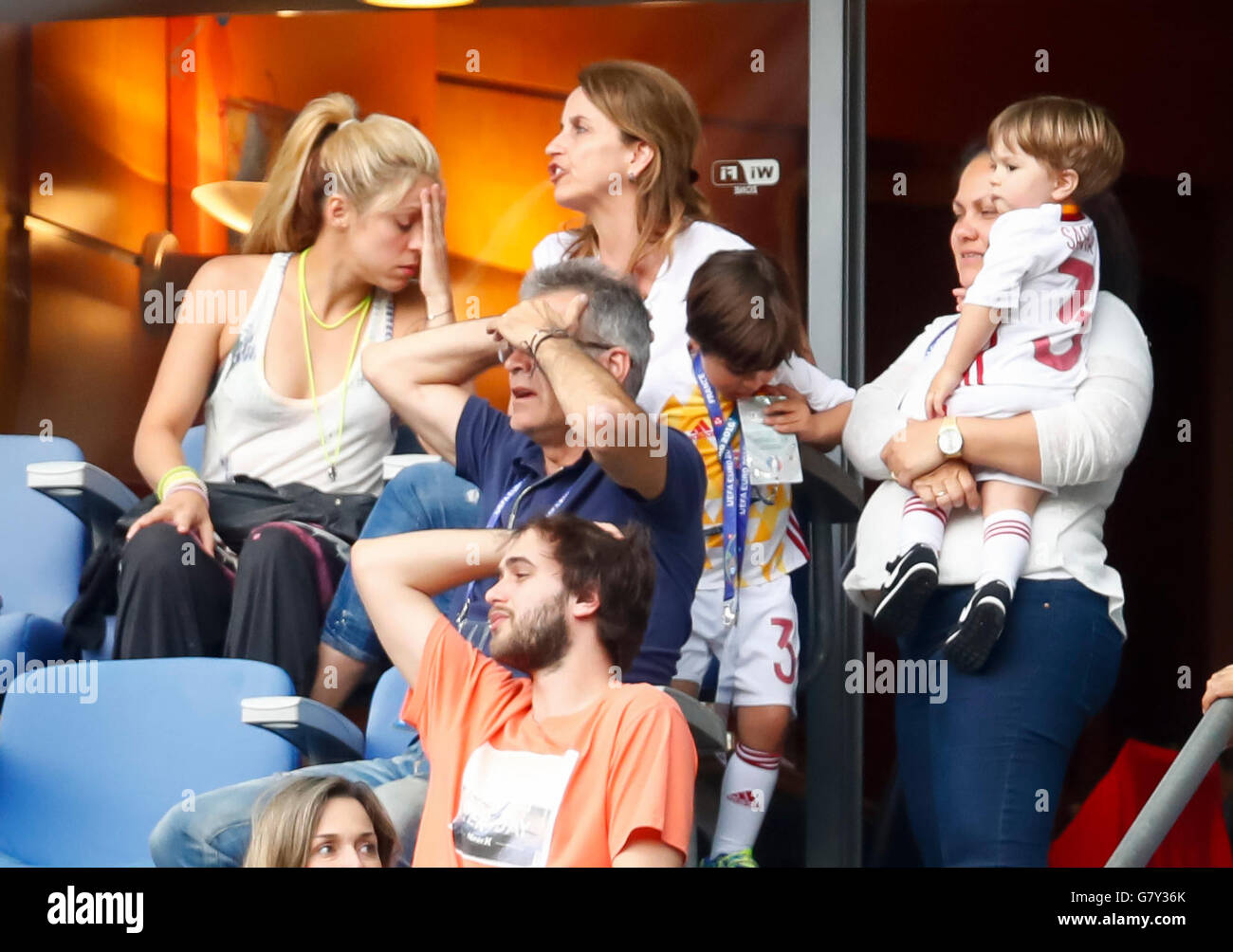 Paris, France. 27th June, 2016. Singer and pop- star Shakira, wife of spanish player Gerard Pique with their children Milan and Sasha, sad and frustrated cause the spanish team lost, with Gerard Pique's parents, Joan Pique and Montserrat Bernabeu, VIP, celebrity ITALY - SPAIN 2-0 Best of 16 ,Football European Championships EURO at  27th of June, 2016 in Paris, Stade de France, France. Fussball, Nationalteam, Italien Spanien, Achtelfinale   Credit:  Peter Schatz/Alamy Live News Stock Photo
