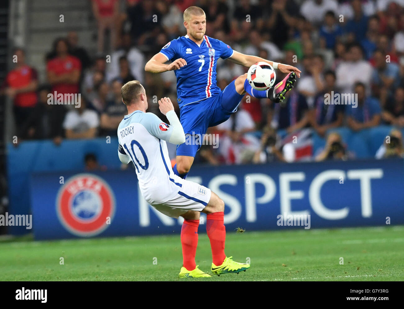 Nice, France. 27th June, 2016. Johann Berg Gudmundsson (R) of Iceland and Wayne Rooney of England vie for the ball during the UEFA EURO 2016 Round of 16 soccer match between England and Iceland at Stade de Nice in Nice, France, 27 June 2016. Photo: Federico Gambarini/dpa/Alamy Live News Stock Photo