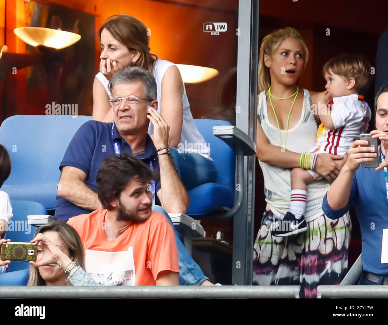 Paris, France. 27th June, 2016. Singer and pop- star Shakira, wife of spanish player Gerard Pique with their children Milan and Sasha, sad and frustrated cause the spanish team lost, with Gerard Pique's parents, Joan Pique and Montserrat Bernabeu, VIP, celebrity ITALY - SPAIN 2-0 Best of 16 ,Football European Championships EURO at  27th of June, 2016 in Paris, Stade de France, France. Fussball, Nationalteam, Italien Spanien, Achtelfinale  Credit:  Peter Schatz / Alamy Live News Stock Photo