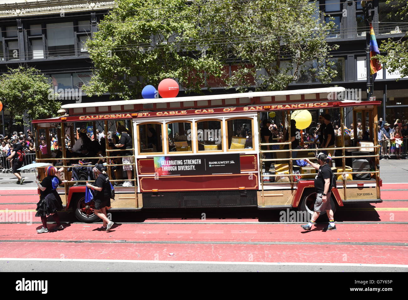 San francisco pride parade 2016 hi-res stock photography and images - Alamy