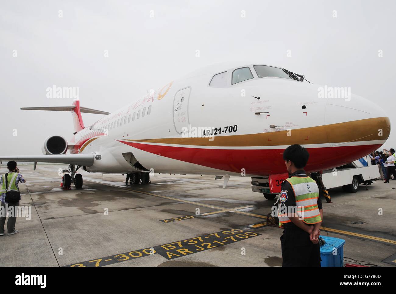 Shanghai, China. 28th June, 2016. Chengdu Airlines ARJ21-700 arrives at Hongqiao International Airport in Shanghai, east China, June 28, 2016. ARJ21, manufactured by the Commercial Aircraft Corp. of China (COMAC), made its maiden commercial flight from Chengdu, captial of southwest China's Sichuan Province, to Shanghai on Tuesday. The domestically-designed airliner is China's first regional jet manufactured according to international standards. © Pei Xin/Xinhua/Alamy Live News Stock Photo